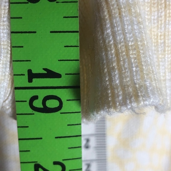 - Womens Yellow Sweater. SMALL
Alfred Sung - Picture 6 of 8